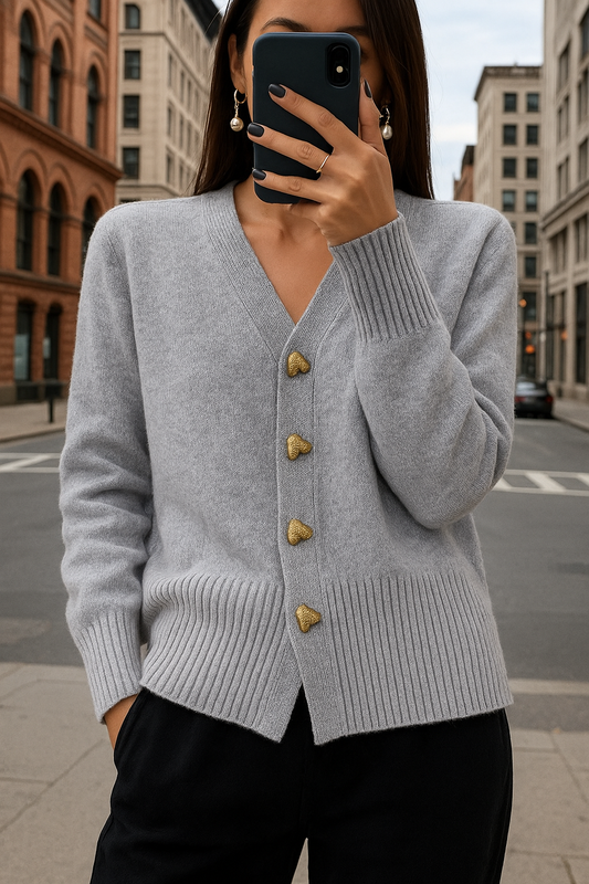 Lisa | Vest met hartjes detail | V-hals | Verschillende details | Perfecte mix van elegantie en vintage preppy stijl