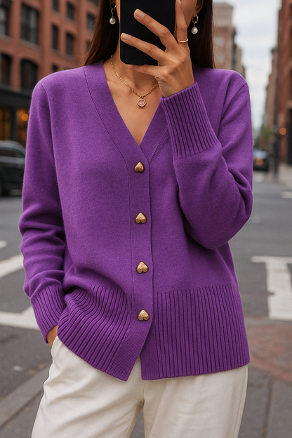 Lisa | Vest met hartjes detail | V-hals | Verschillende details | Perfecte mix van elegantie en vintage preppy stijl