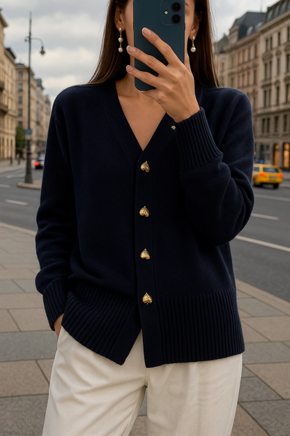 Lisa | Vest met hartjes detail | V-hals | Verschillende details | Perfecte mix van elegantie en vintage preppy stijl